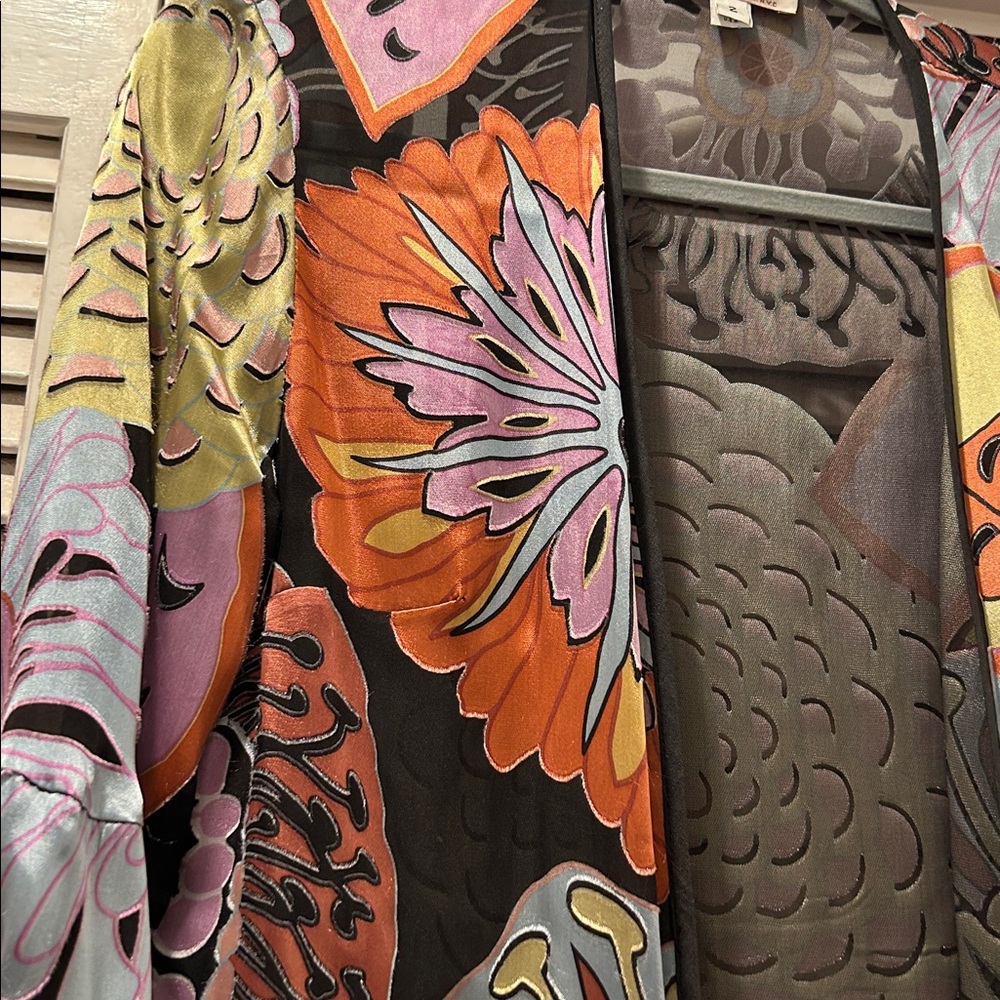 Beautiful artsy silk kimono.Will dress up sny outfit lightweightgreat traveling. - Picture 16 of 16
